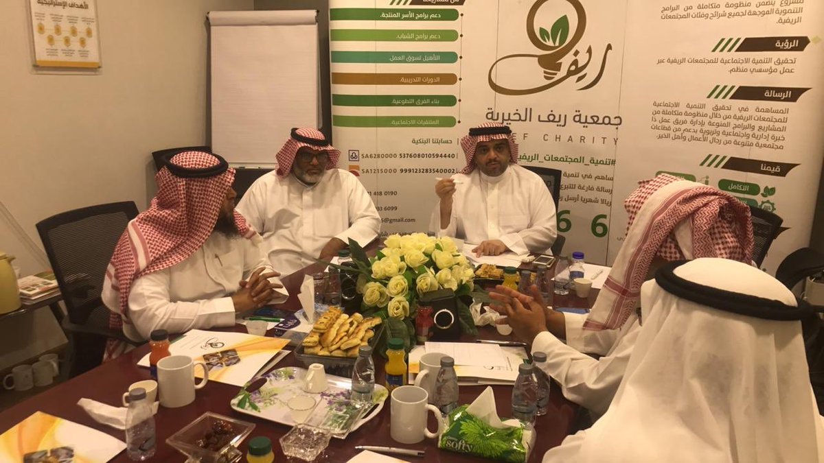 اجتماع مع موظفي الجمعية لمناقشة سير العمل وسبل تطويره
