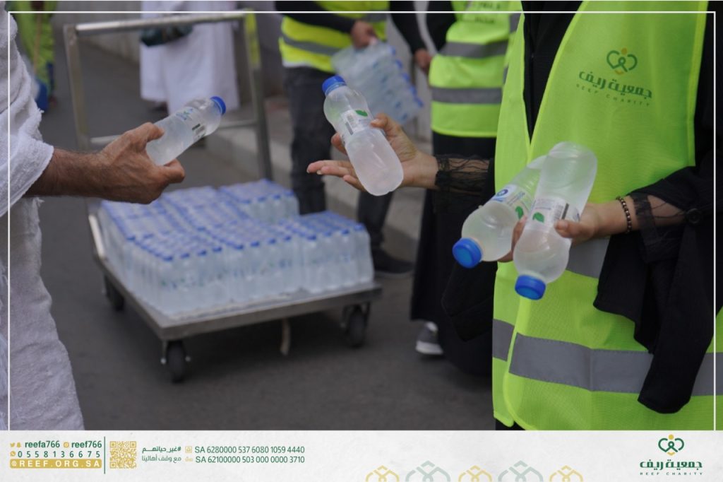 13,600 عبوة ماء وُزِّعَت على ضيوف الرحمن في مبادرة سقيا الماء لجمعية ريف